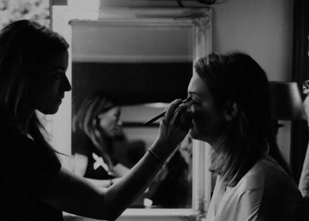 Make-up wordt aangebracht voor een spiegel